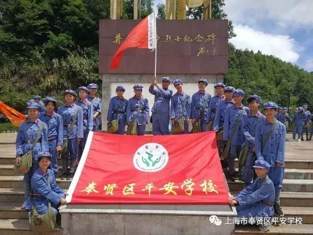 汪小菲和新女友一起约会,贴心帮忙提包,搂着肩膀十分甜蜜!